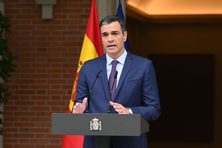 En esta imagen del folleto proporcionada por La Moncloa el 29 de mayo de 2023, el presidente del Gobierno español, Pedro Sánchez, habla en el Palacio de La Moncloa en Madrid cuando convocó elecciones anticipadas en julio