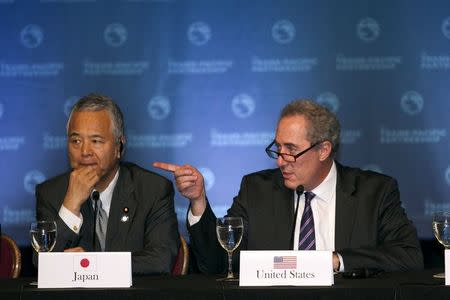 Japanese Economy Minister Akira Amari (L) and US Trade Rep. Michael Fromam participate in a press conference in Lahaina, Maui, Hawaii July 31, 2015. REUTERS/Marco Garcia