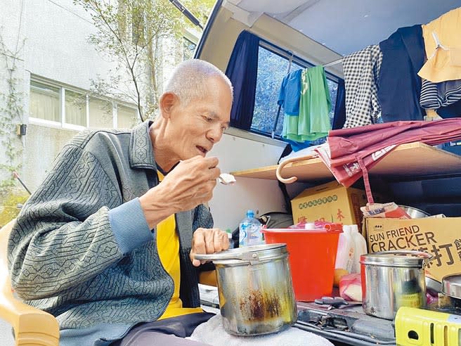 昔日的抗議天王柯賜海，如今蝸居在陽明山的露營車裡，平日煮飯開伙靠的是露營用的卡式瓦斯爐，一鍋白飯配滷五花肉就是全部的菜色。（王爵暐攝）