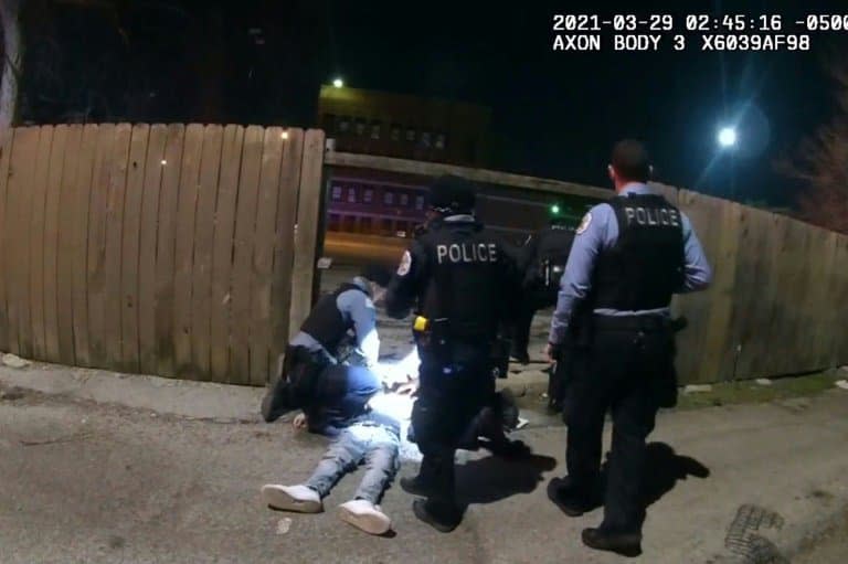 Capture d'images vidéo montrant la victime au sol entourée de policiers, le 15 avril 2021 à Chicago, Illinois - Handout © 2019 AFP