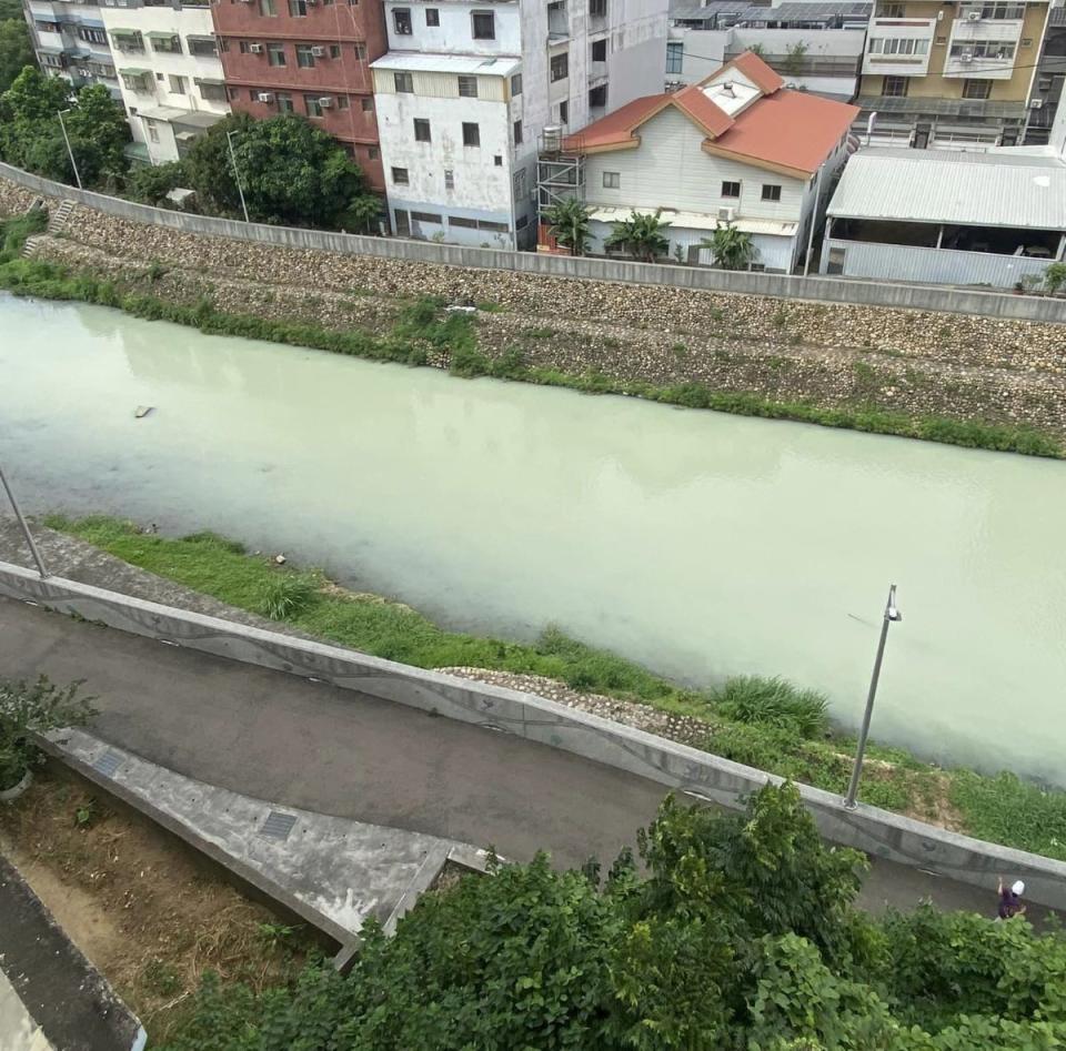 竹市客雅溪況沿線住戶相當多，卻出現牛奶河污染事件，不少網友氣憤不已。（圖：臉書新竹大小事）