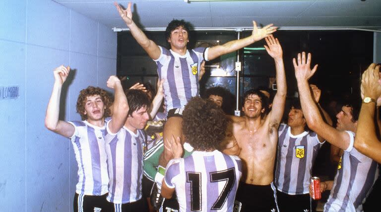 Diego Maradona, en andas, festeja el título en el Mundial Juvenil de 1979