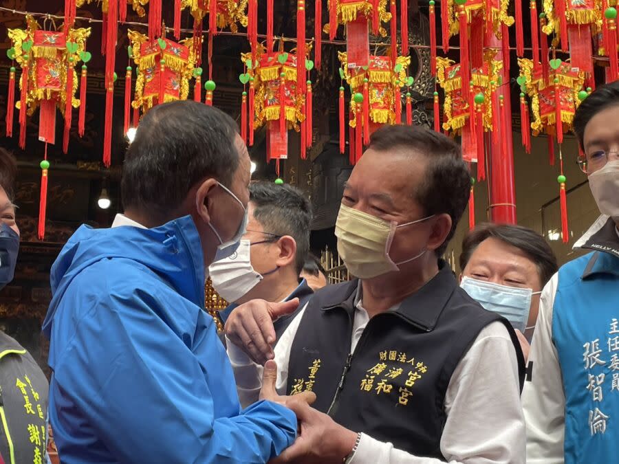 圖／新北市長侯友宜與中和廣濟宮、福和宮的董事長游炎川認識這麼多年，游炎川也盼侯友宜能邁向總統府大道。（圖／記者陳志仁攝，2023.02.17）