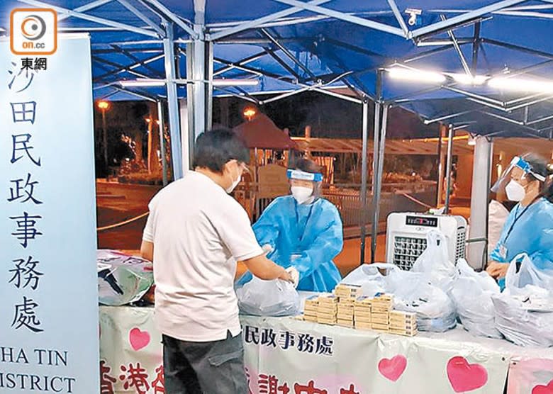 愉欣閣昨日結束圍封強檢，工作人員向居民派發防疫物資。