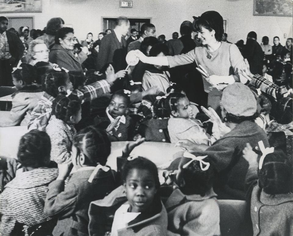 1962: Jackie Kennedy passes out presents