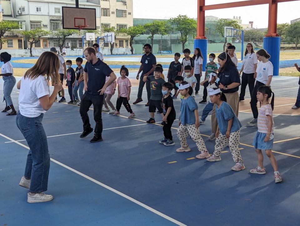 ETF教學助理與臺南市學生跳開場生態舞進行暖身。