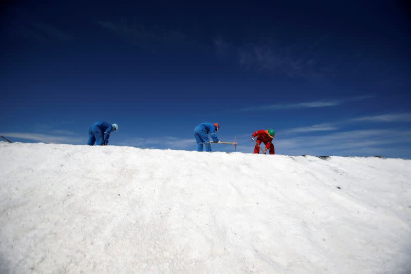 FOTO DE ARCHIVO. Personas trabajan en una planta de litio en el salar de Atacama, en el desierto de Atacama, en el norte de Chile