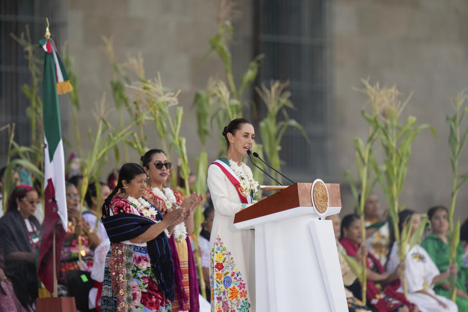 La presidenta de México, Claudia Sheinbaum, se dirige a sus seguidores durante un mitin en el Zócalo, la plaza principal de Ciudad de México, el día de su investidura, el martes 1 de octubre de 2024. (AP Foto/Eduardo Verdugo)