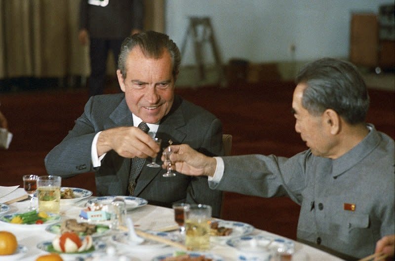 1972年尼克森訪問中國，與中華人民共和國國務院總理周恩來敬酒。（維基百科）