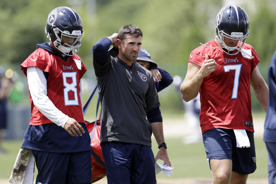 New Titans offensive coordinator Matt LaFleur (center) hopes to get Marcus Mariota (8) back on track in Nashville. (AP Photo/Mark Humphrey)