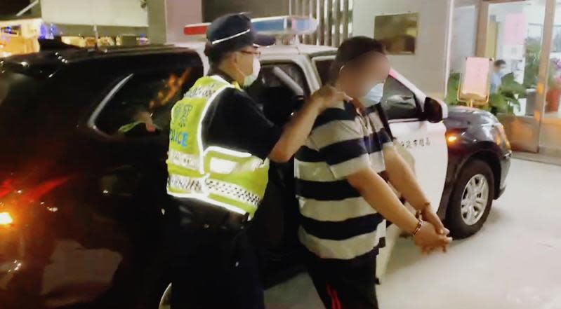 范姓男子假冒檢察官與被害人面交詐騙款項，被警方當場逮捕。（翻攝照片）