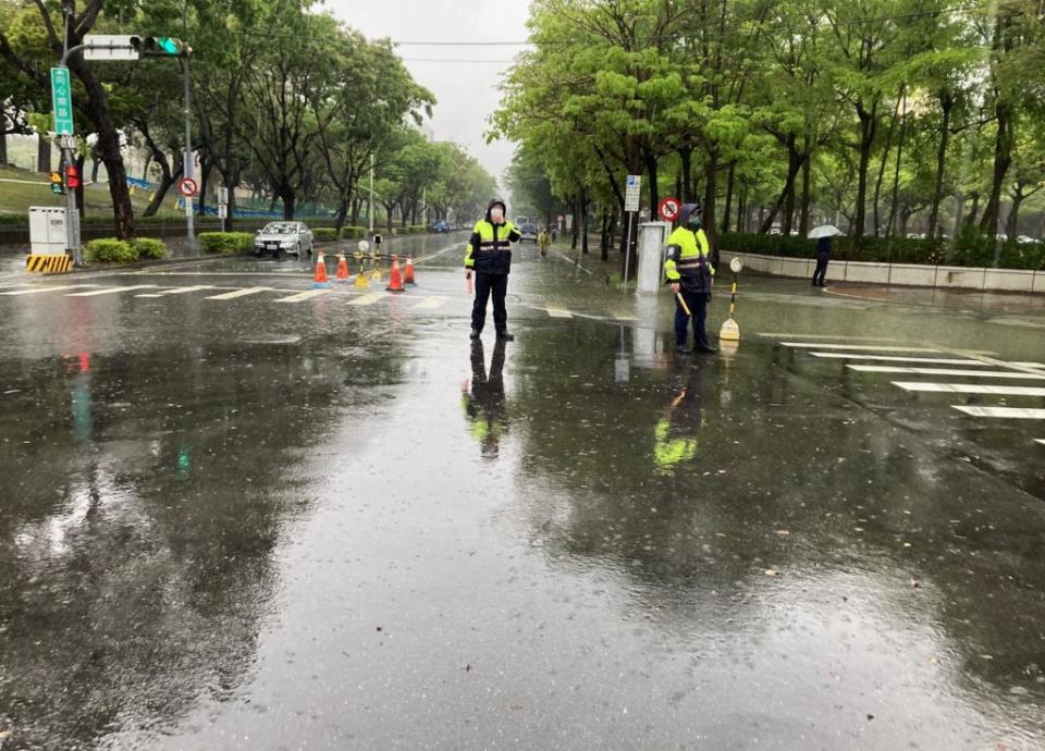 台中南屯區春社里同安南巷王田圳發生水位溢出地面情事。（記者陳金龍翻攝）