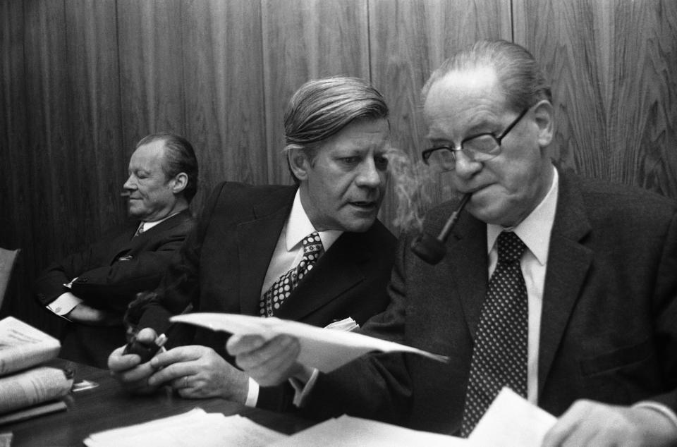 Historischer SPD-Parteitag 1974: Nachdem Herbert Wehner (r.) Willy Brandt (l.) abgesägt hatte, wurden die Weichen für Helmut Schmidts (m.) Kanzlerschaft gestellt (Bild: AP Photo/Strumpf)