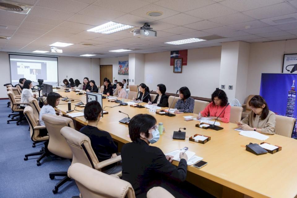 經濟部長王美花代表台灣參加APEC婦女與經濟論壇(WEF)高階政策對話會議，分享台灣振興措施中關注婦女經濟賦權的情況。(行政院提供)