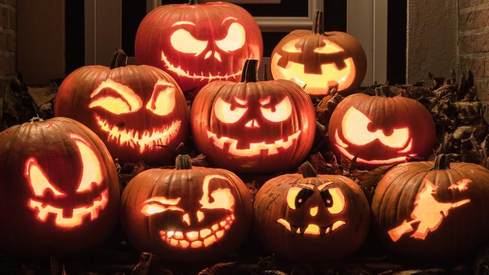 Calabazas de Halloween, con sonrisas tenebrosas y luz dentro.