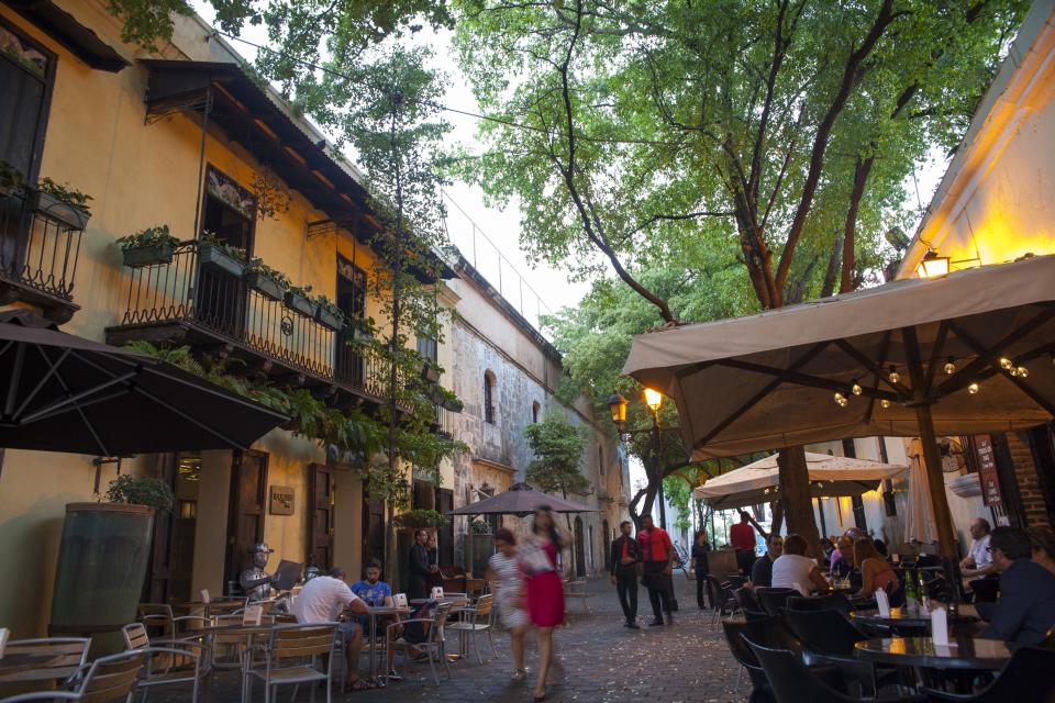 En esta imagen, tomada el 5 de abril de 2017, varias personas caminan por la calle El Conde en la zona colonial de Santo Domingo, República Dominicana. Santo Domingo, la ciudad colonial más antigua de América se ha volcado a reparar calles y renovar las fachadas de sus construcciones antiguas. El plan de Santo Domingo es rejuvenecer su cara y atraer a varios de los cientos de miles de turistas que prefieren pasar su tiempo en la playa que en las calles de la capital dominicana. (AP Foto/Tatiana Fernández)