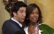 <p>Aisha Tyler (Les Experts, esprits Criminels) a incarné le personnage de Charlie Wheeler, professeur dans la même l'université que Ross, elle sortira tour à tour avec Joey puis Ross.</p>...