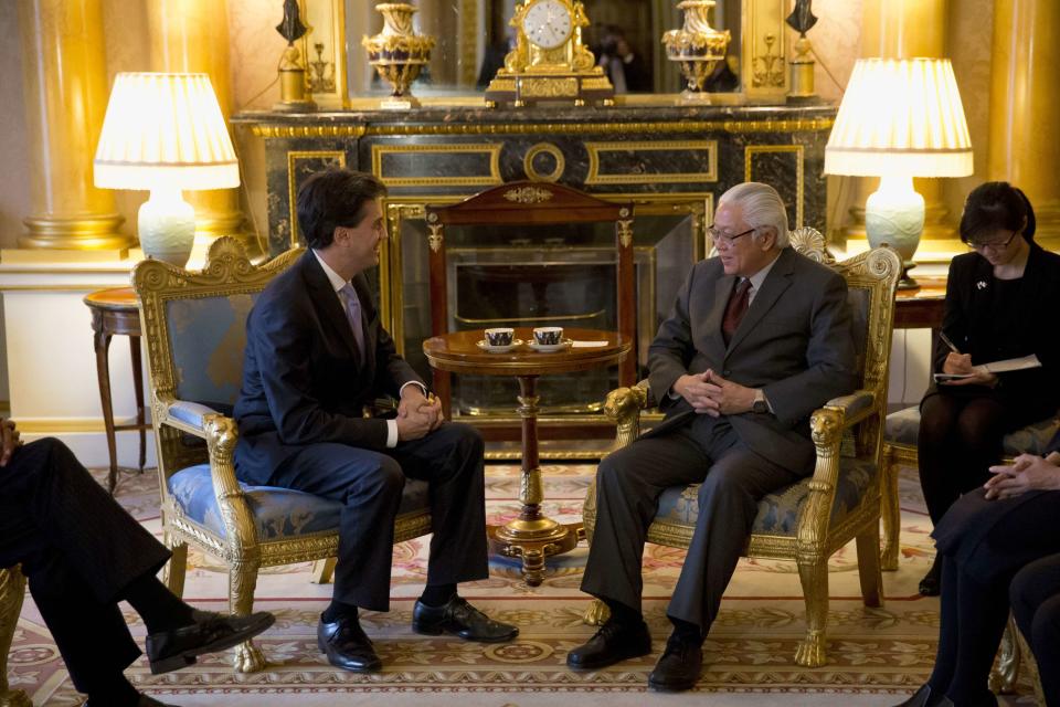 The President of Singapore Tony Tan (R) speaks to the leader of Britain's opposition Labour Party Ed Miliband during a meeting in Buckingham Palace, central London October 22, 2014. The President of Singapore Tony Tan and his wife Mary Chee started a four day state visit to Britain on Tuesday. REUTERS/Matt Dunham/Pool (BRITAIN - Tags: POLITICS)