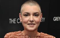 Auch bei Sängerin Sinéad O'Connor ("Nothing Compares 2 U") wurde die Glatze zum Markenzeichen: Ihren Look "verdankt" sie einer traurigen Geschichte, wie sie in einer US-Talkshow erzählte. Ihre Mutter habe sie aufgrund ihrer langen Haare als ihre schöne Tochter vorgestellt, ihre Schwester galt hingegen wegen ihrer roten Haare als hässlich. "Deshalb habe ich mir die Haare abgeschnitten. Ich wollte nicht hübsch sein", sagte O'Connor. (Bild: Stephen Lovekin/Getty Images)