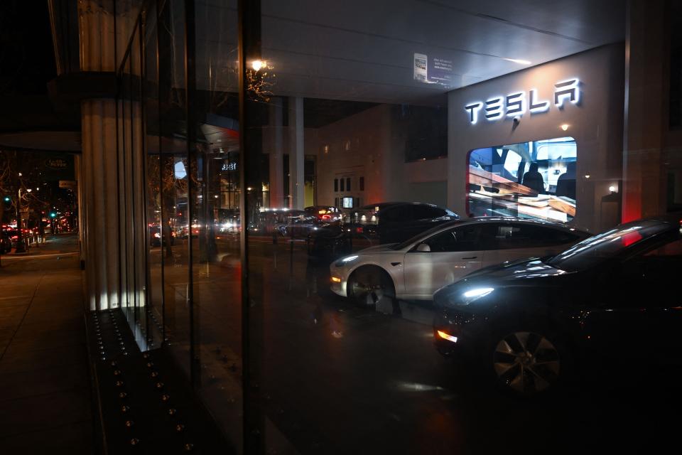 Die gerüchteweise angekündigte "Night Curfew"-Funktion kann offenbar Besitzer warnen, wenn ihr Tesla nach einer bestimmten Zeit gefahren wird.  - Copyright: Patrick T. Fallon/Getty