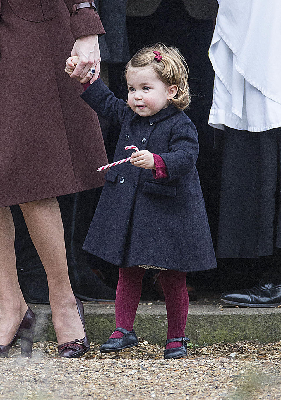 <p>Strumpfhose in Burgunder, passende Schleife im Haar, A-förmiger Navy-Mantel und schicke Riemchen-Ballerinas: Charlotte beweist schon in jungen Jahren, dass sie das Zeug zu einer echten Stilikone hat. (Bild: AP Photo/Star Max 2) </p>