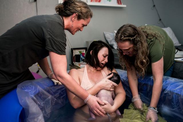 What Does Water Birth Look Like? Stunning Photos & True Stories