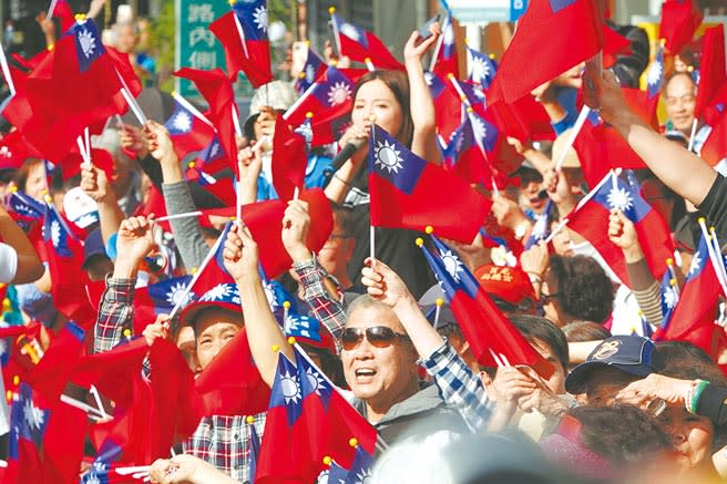 1月5日，總統大選進入黃金周，支持者揮舞國旗，為候選人加油打氣。（本報系資料照片）