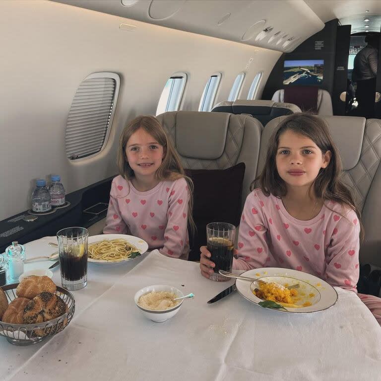 La familia degustó una selección de pastas durante el vuelo (Foto: Instagram @mauroicardi)