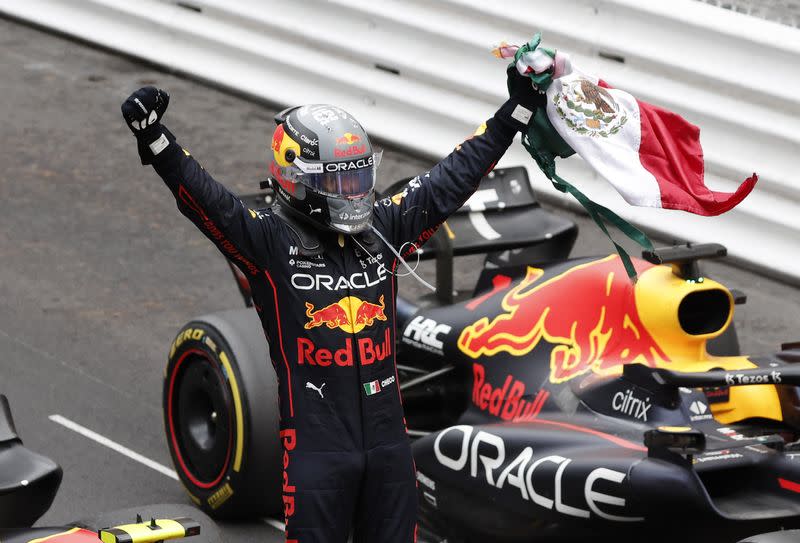 Foto del domingo del piloto de Red Bull Sergio Perez celebrando tras ganar el GP de Mónaco