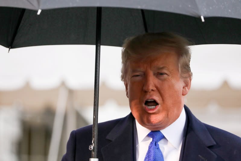 FOTO DE ARCHIVO: El presidente de Estados Unidos, Donald Trump, habla con los periodistas mientras él y la primera dama Melania Trump salen para viajar a una cumbre de la OTAN en Londres, desde la Casa Blanca en Washington, Estados Unidos, el 2 de diciembre de 2019