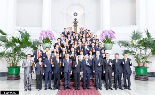華南銀行「SnY數位存款帳戶」勇奪第20屆國家品牌玉山獎最佳人氣品牌首獎殊榮，由董事長張雲鵬（第六排中）代表獲總統接見表揚。（圖：華南銀行提供）