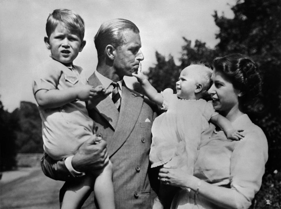 De izquierda a derecha, el príncipe Carlos, el príncipe Felipe, la princesa Anne y la reina Isabel II en 1950 (Getty)