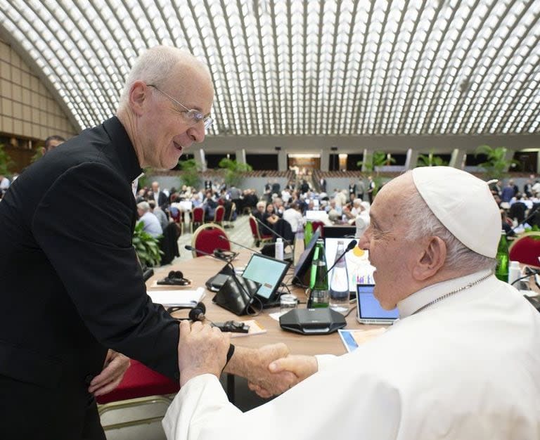 James Martin y el papa Francisco, durante el reciente sínodo