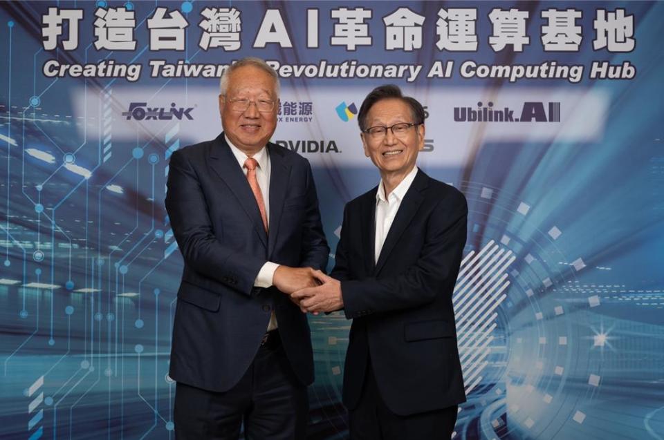 正崴集團將打造台灣AI運算基地，董事長郭台強（左）與華碩董事長施崇棠（右）27日出席活動，華碩獲得獨家硬體供應。（圖／正崴提供）