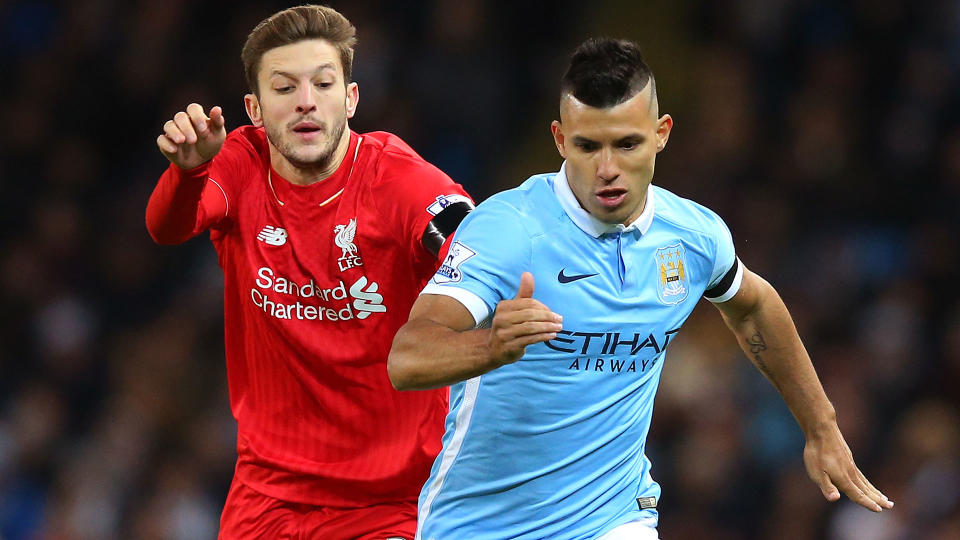 Sergio Aguero y Adam Lallana disputan el balón.