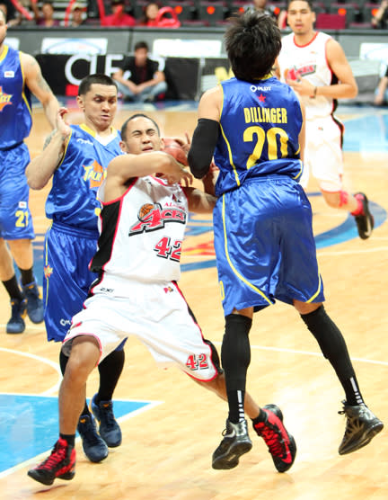 JVee Casio fights through the double team of Jimmy Alapag and Jared Dillinger. (PBA Images)