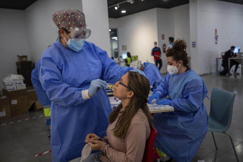 Personal del Servicio de Urgencias Médicas de Madrid efectúa pruebas rápidas de antígeno para detectar el COVID 19 en el sector de Vallecas, en el sur de Madrid, España, el martes 29 de septiembre de 2020. (AP Foto/Bernat Armangue)