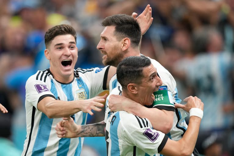 El desahogo: Messi rescató a la selección de un difícil momento ante México y los jugadores se descargaron con el festejo