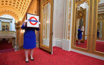 <p>Sally Goodsir, Assistenzkuratorin für ornamentale Kunst des Royal Collection Trust, zeigt eine Buckingham-Palace-Version der Londoner U-Bahn-Tafel, die 2010 bei einem Besuch in der Aldgate East Tube Station übergeben wurde – Montag, 3. April 2017, Buckingham Palace, London. (Toby Melville/Reuters) </p>