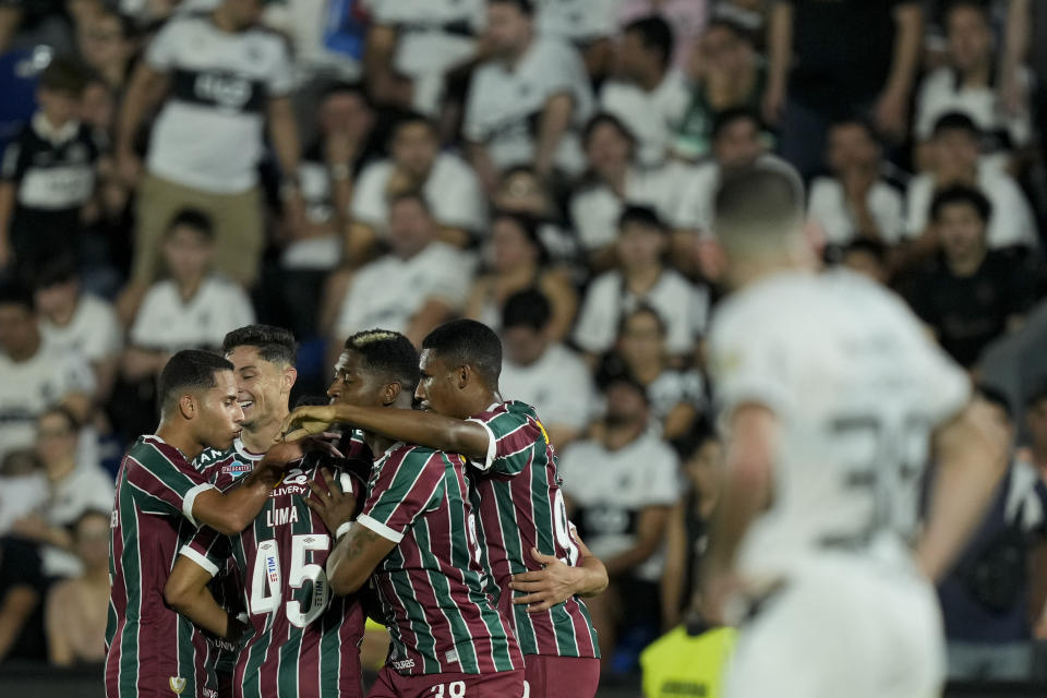 Los jugadores de Fluminense de Brasil festejan su segundo gol ante Olimpia de Paraguay en la vuelta de los cuartos de final de la Copa Libertadores, el jueves 31 de agosto de 2023, en Asunción. (AP Foto/Jorge Sáenz)