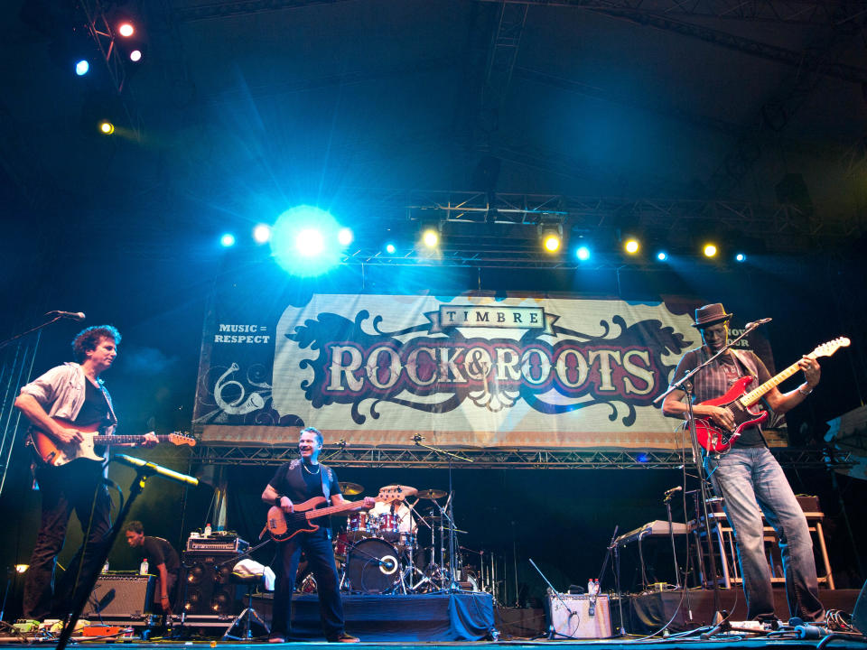 Keb Mo (right) at Timbre Rock & Roots. (Yahoo! photo/Alvin Ho)