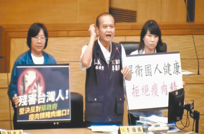 嘉義縣長翁章梁支持有條件開放萊豬進口，遭嘉義縣議員李國勝（中）、詹琬蓁（右）及林于玲（左）炮轟。（張亦惠攝）