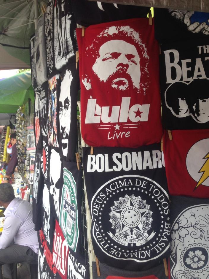 Camel&#xf4; vende camisas de Lula e Bolsonaro no Recife