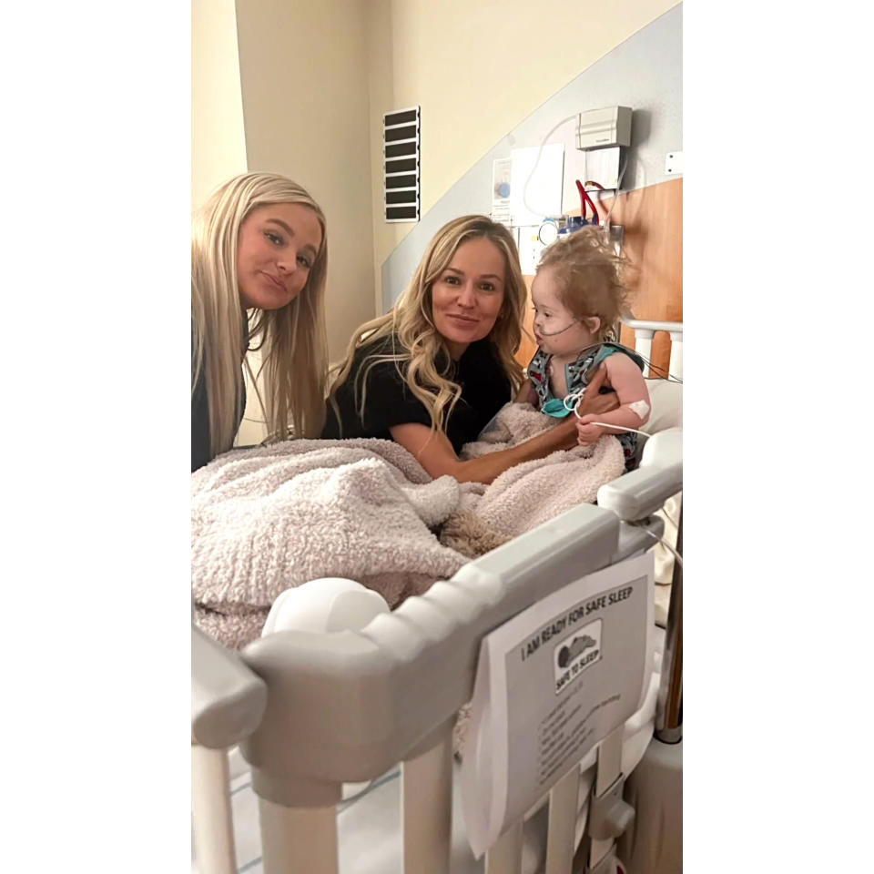 Emily Maynard de Bachelorette dit que son fils Jones rentre de l'hôpital après une opération d'élimination des tissus cicatriciels