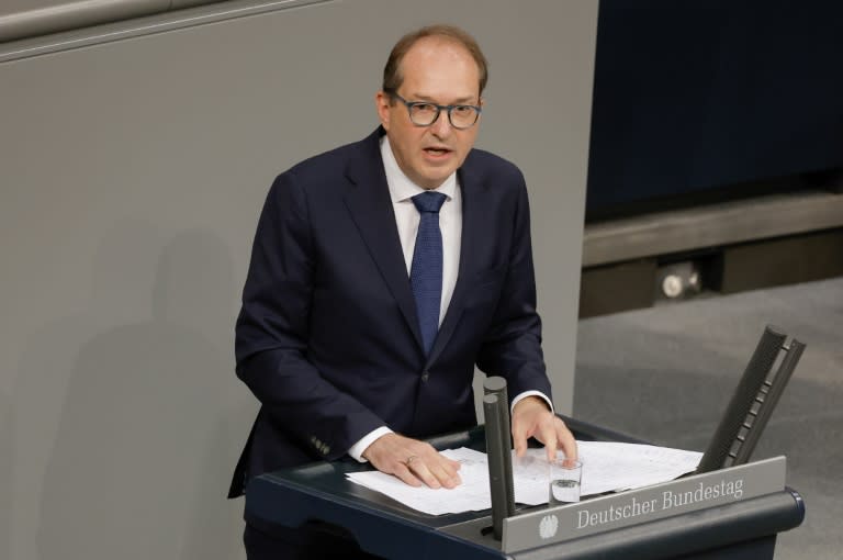 Angesichts der Haushaltsverhandlungen in der Ampel-Koalition sieht CSU-Landesgruppenchef Alexander Dobrindt Sparpotential beim Bürgergeld. "Wir stellen fest, dass das Bürgergeld zur absoluten Arbeitsbremse geworden ist", sagte er dem Sender RTL/ntv. (Odd ANDERSEN)