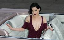 Weiß auch nicht jeder: Dita Von Teese sammelt Oldtimer und gilt auf dem Gebiet als echte Expertin. Unter anderem besaß sie schon einen Chrysler New Yorker aus dem Jahr 1939 - eine absolute Rarität. (Bild: Getty Images/Gareth Cattermole)