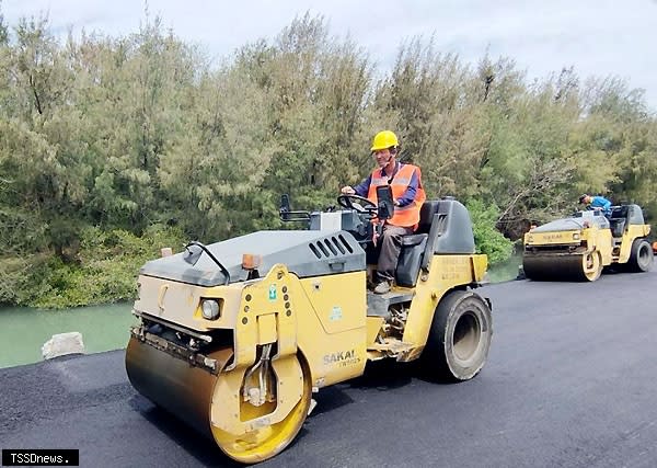 南市工務局第一工務大隊道路路面搶修班長杜義雄，做事認真負責又熱心助人，獲選今年模範勞工。（記者李嘉祥攝）