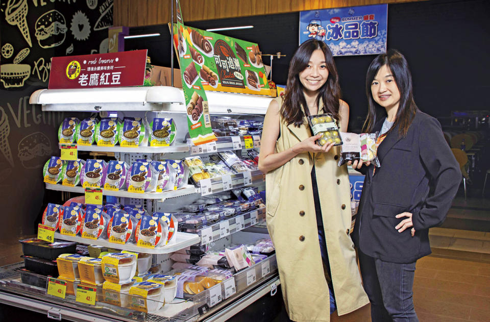 全聯行銷部品牌經營課課長江心怡（左）、全聯商品部生鮮中心採購賴家敏（右）整合甜點 供應商，創造百億甜蜜業績。