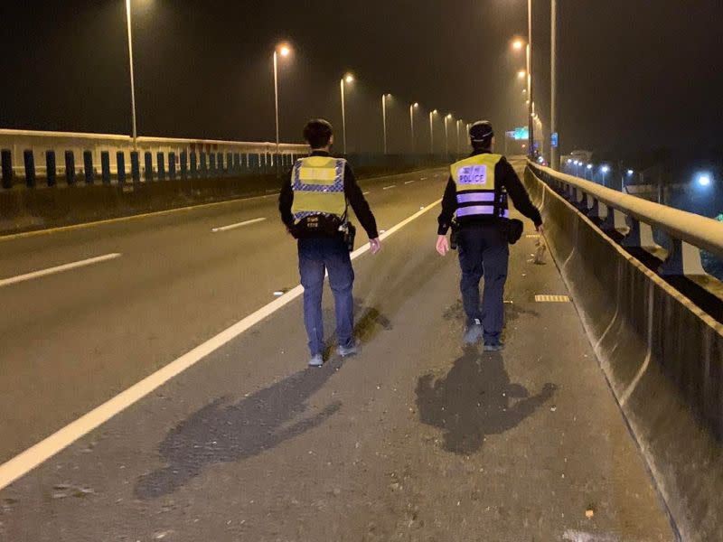 ▲東港分局員警日前在國道暖心救援流浪貓。（圖／翻攝自屏東縣政府警察局東港分局臉書）