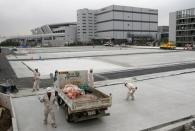 Workers are seen at the new Tokyo Metropolitan Central Wholesale Market, known as Toyosu market, which will take over from the famous Tsukiji market, under construction in the Toyosu district in Tokyo, Japan, September 27, 2016. REUTERS/Toru Hanai